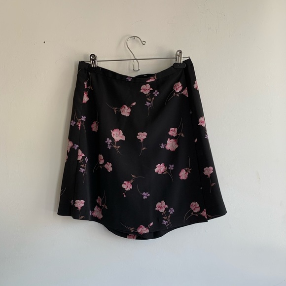 Dresses & Skirts - 3/25💗Vintage Dark Floral Wrap Skirt💗